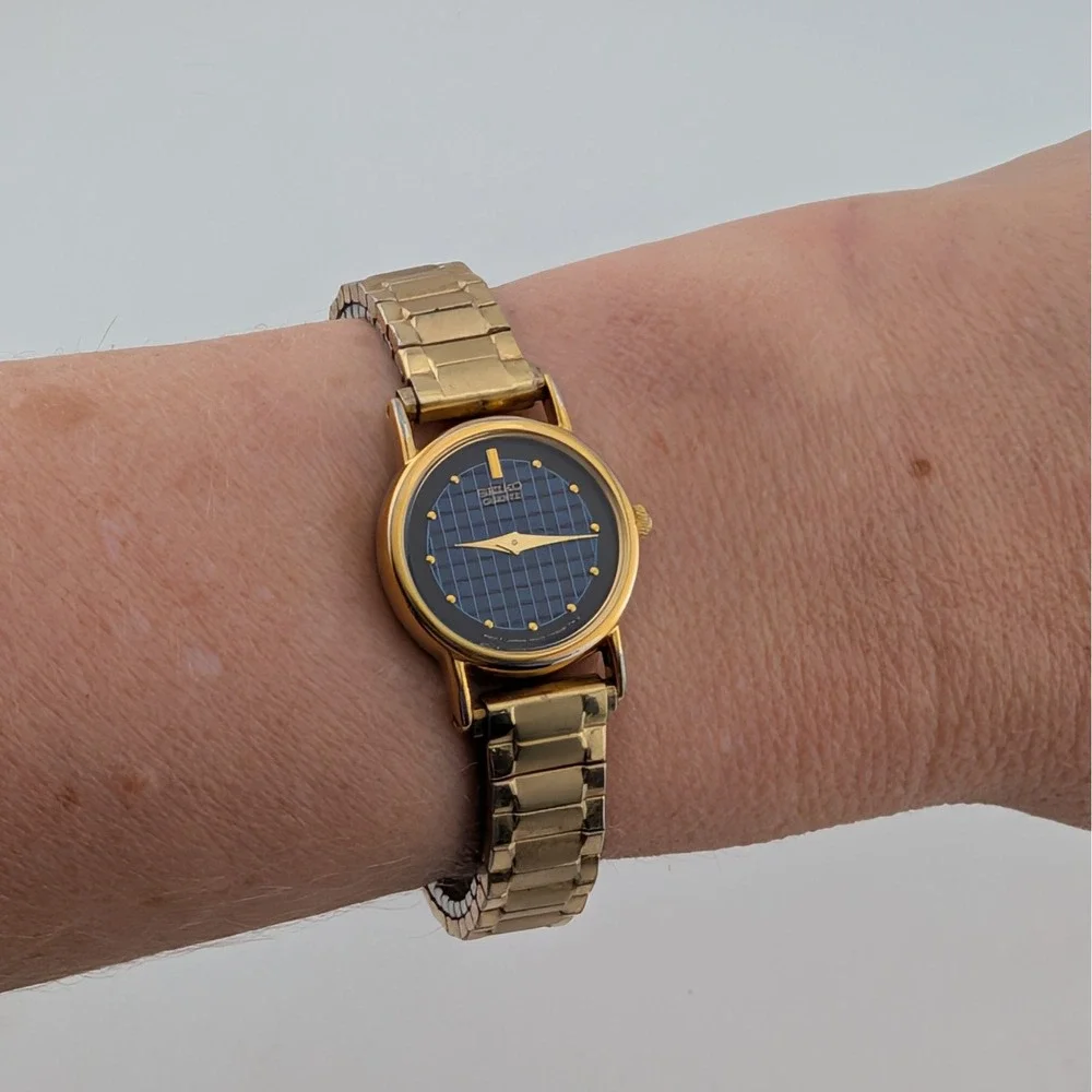 Vintage Seiko 1N00-0F60 Blue Woven Grid Textured Dial Gold Tone Watch 20mm